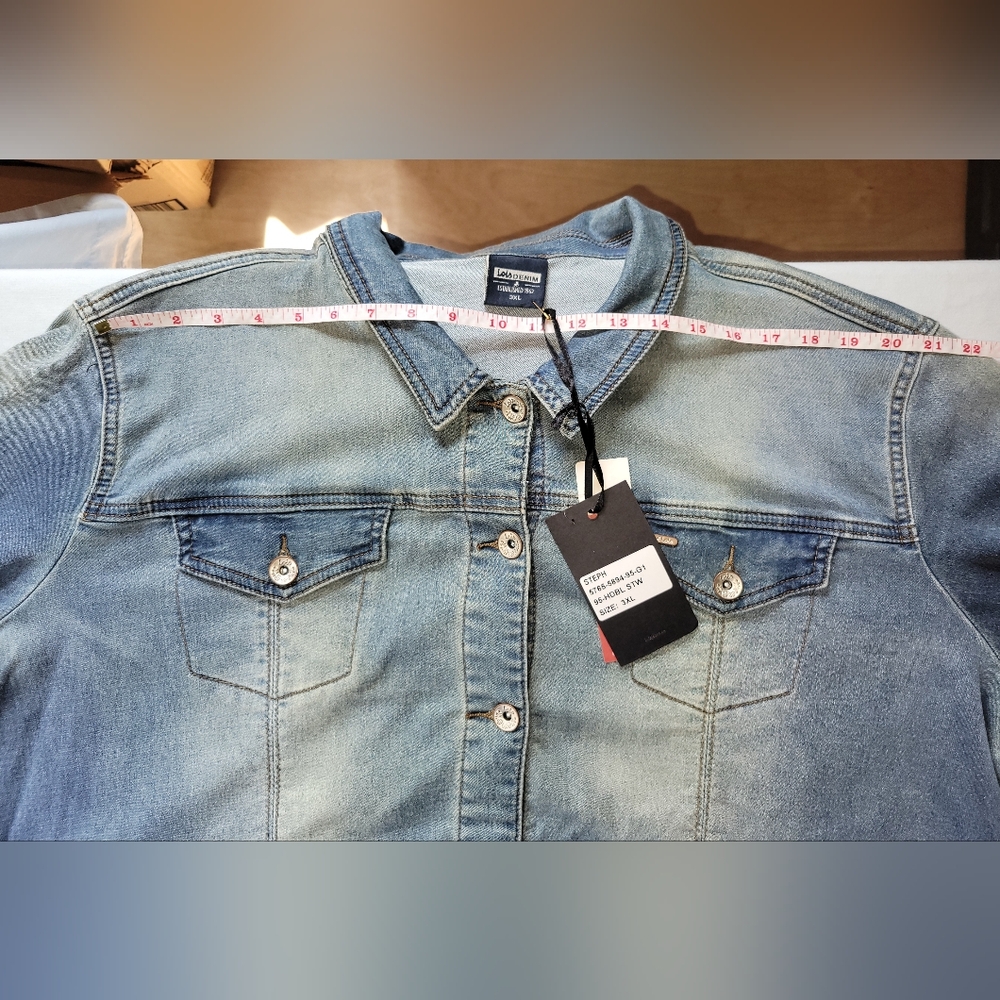 Women's Light Blue Denim Jean Jacket Size 3X    With Stretch   (Fading Flaw )